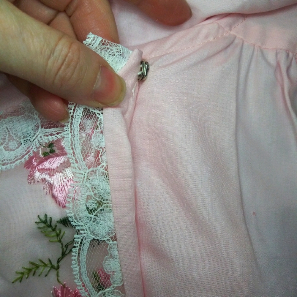 Vintage 1950's Smart Time Rose Embroidered, Lace Trimmed Pink Cotton Robe - Picture 5 of 12